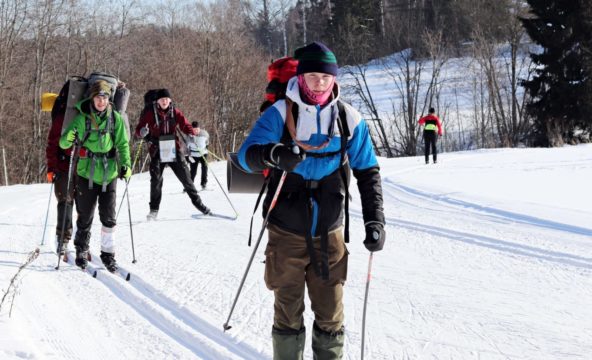 Kuvassa partiolaisia hiihtämässä