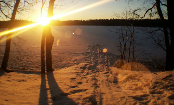 Kuvassa talvinen auringonlasku