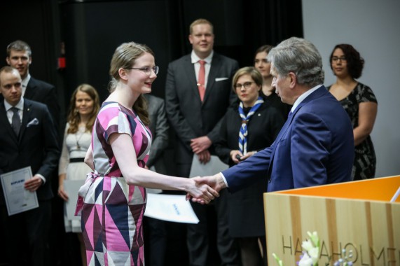 Kuvassa tasavallan presidentti Sauli Niinistö kättelee VBL-koulutuksesta valmistunutta