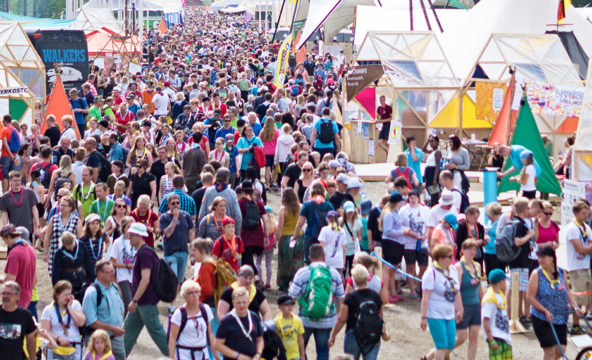 Paljon ihmisiä Roihu 2016 leirillä vierailupäivänä