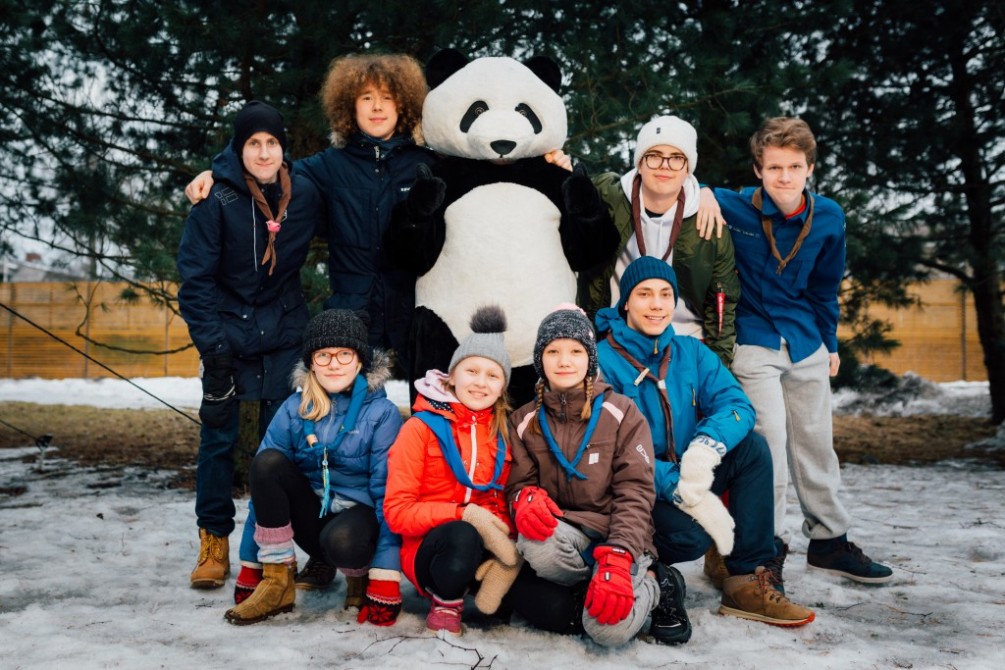 Kuvassa partiolaisia sekä WWF:n panda