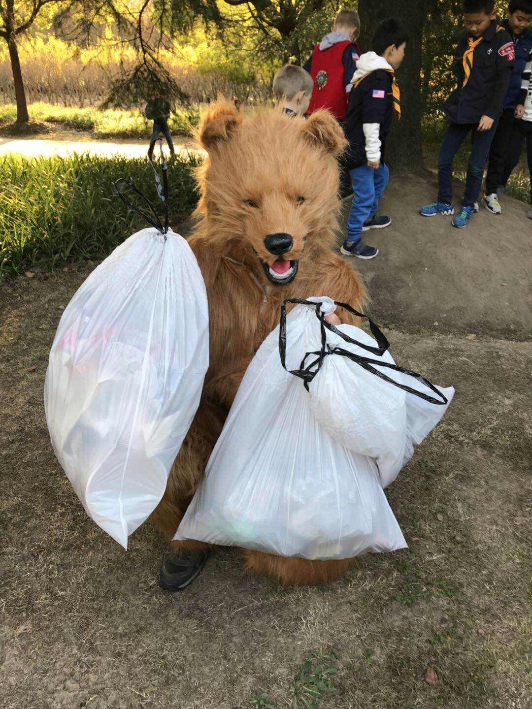 Karhu kantaa roskapusseja