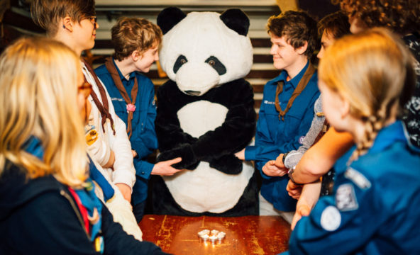 WWF:n panda partiolaisten kanssa piirissä