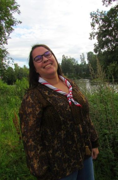 Portugalilainen Sara Cruz Suomen luonnossa partiohuivi kaulassaan