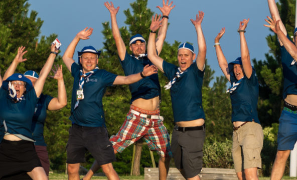 Kuva Jamboreelta 2015, partiolaiset hyppäävät ilmaan