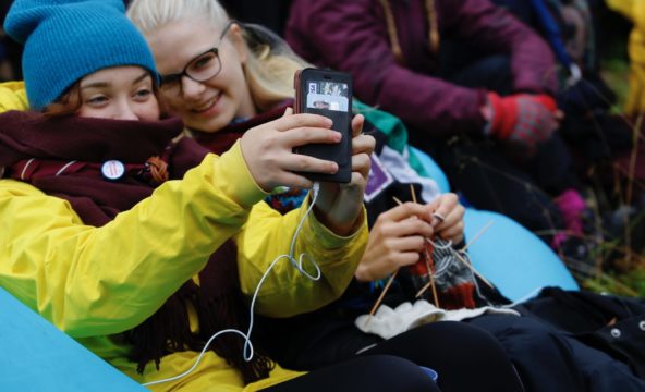 Kaverukset ottavat selfietä Johtajatulilla vuonna 2015.