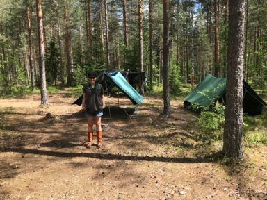 Kuvassa Riikka Reunanen metsäleirillä.