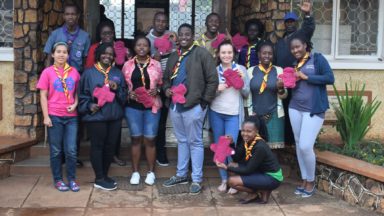 Nuoria Ugandassa käsissään ommellut kuukautissuojat