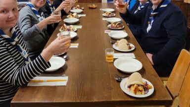 Suomen joukkueen johtoryhmä kokousti korealaisen illallisen äärellä.