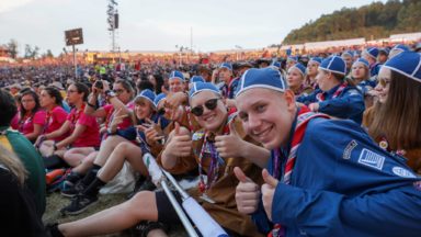 Suomalaisia partiolaisia jamboreen suurtapahtuman yleisössä