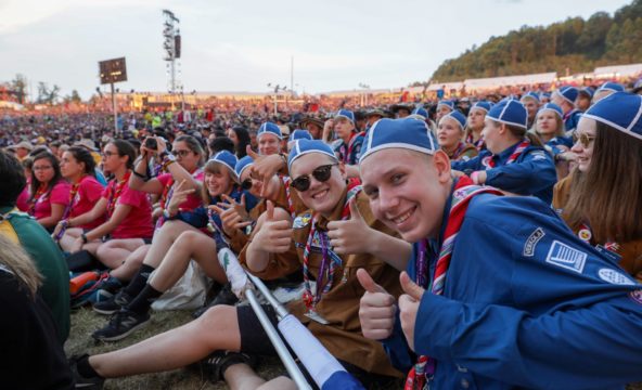 Suomalaisia partiolaisia jamboreen suurtapahtuman yleisössä