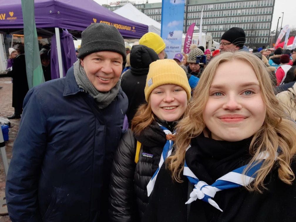 Vaalitiimiläiset Laura ja Vilma ottavat selfien ulkoministeri Pekka Haaviston kanssa torilla.