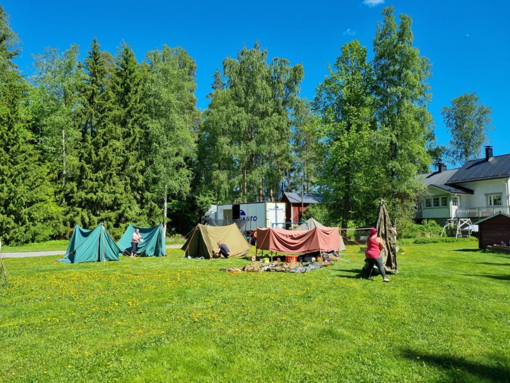 Mäntsälän Metsäkävyt kunnostavat telttojaan Kestävästi partiossa -avustuksen tuella.