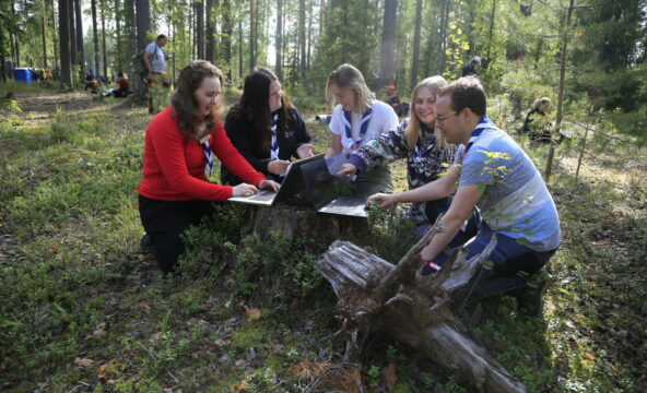 Partiolaiset testaamassa laskureita metsässä Johtajatulilla.
