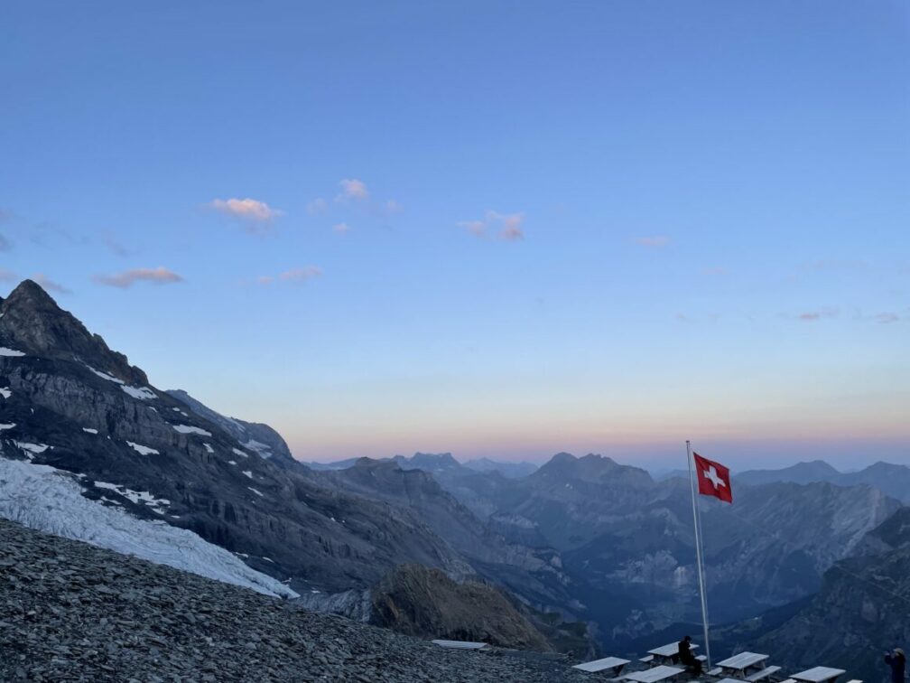 Alpit ja Sveitsin lippu.